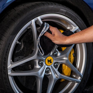 Toalla de microfibra para limpiar los neumáticos del coche